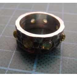 Peridot Taşlı Dövme Geniş Bantlı Gümüş Yüzük_1429